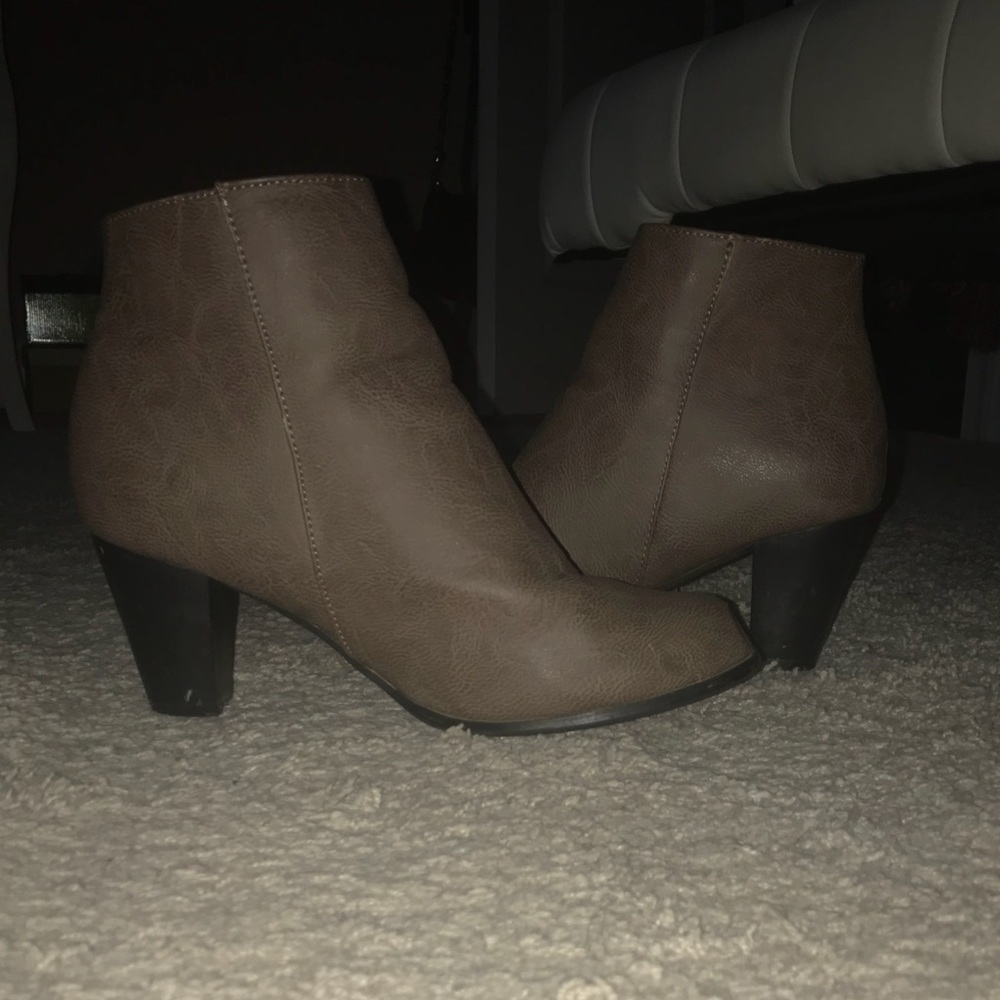 High Heeled Grey Booties size 9